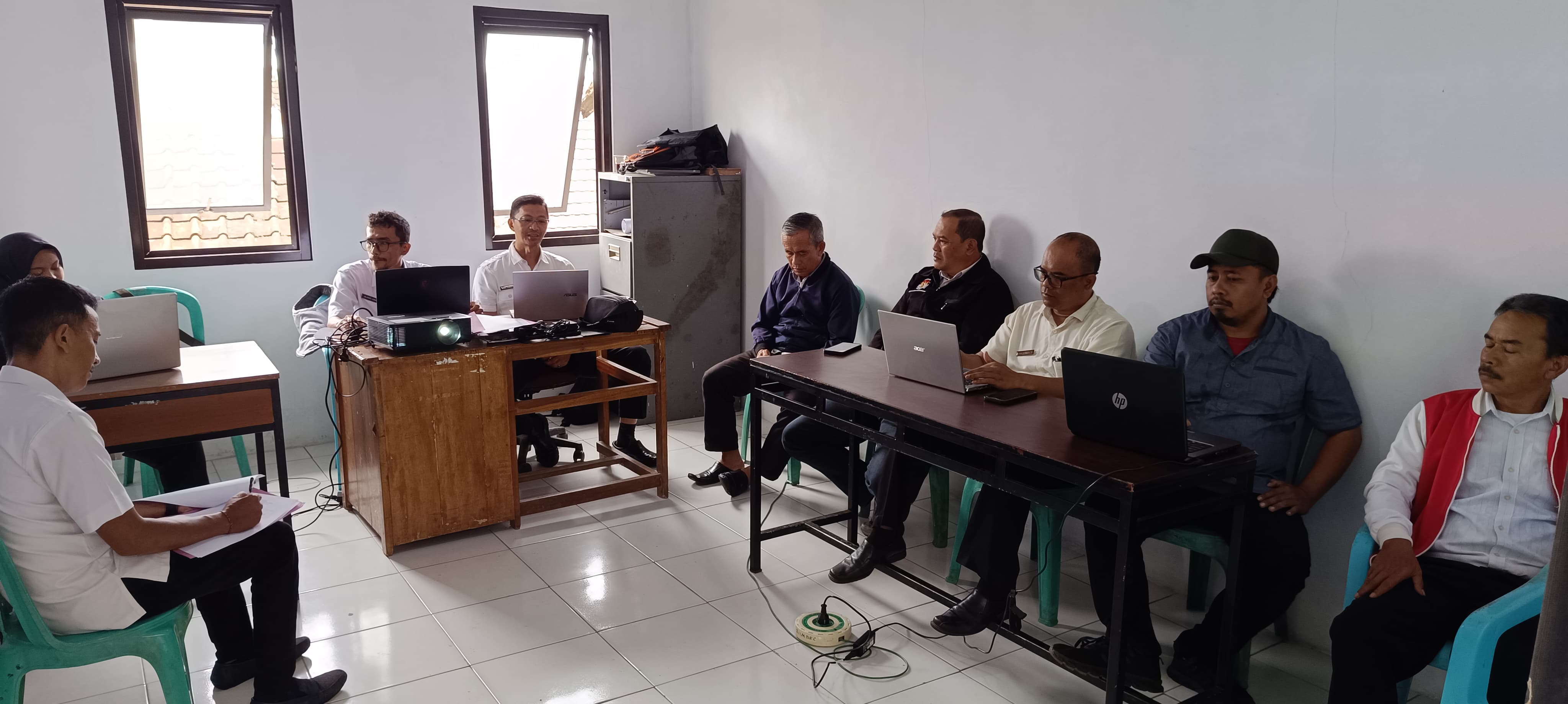 Bimbingan Teknis E-Office Desa di Desa Mekarwangi