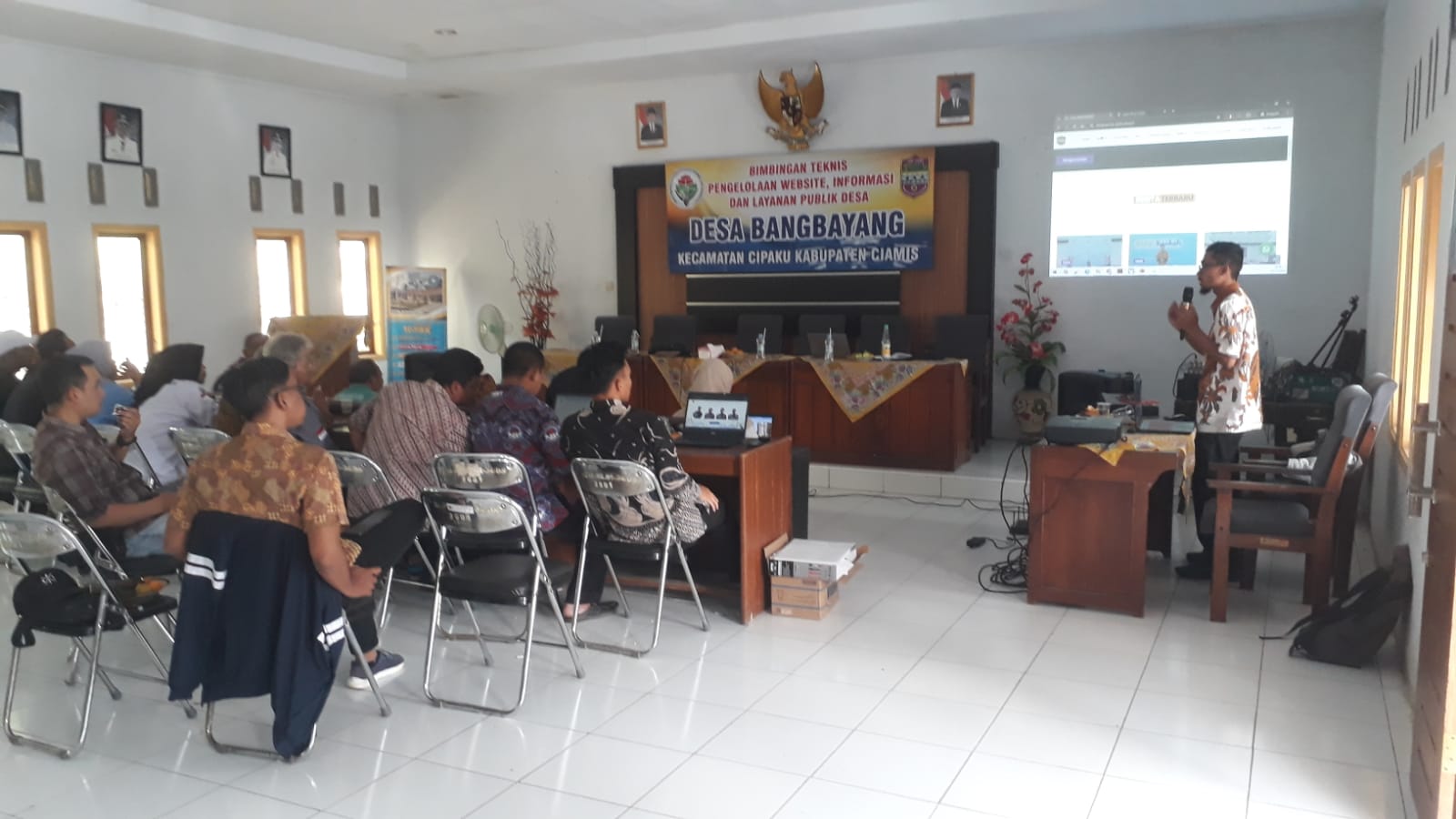 Bimbingan Teknis E-Office Desa di Desa Bangbayang